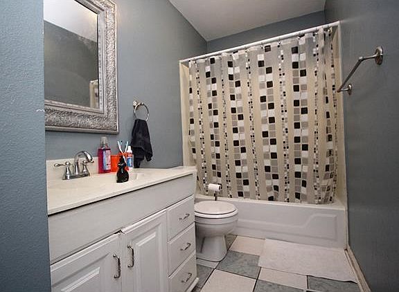 5th image of 208 Saint Rose Ave