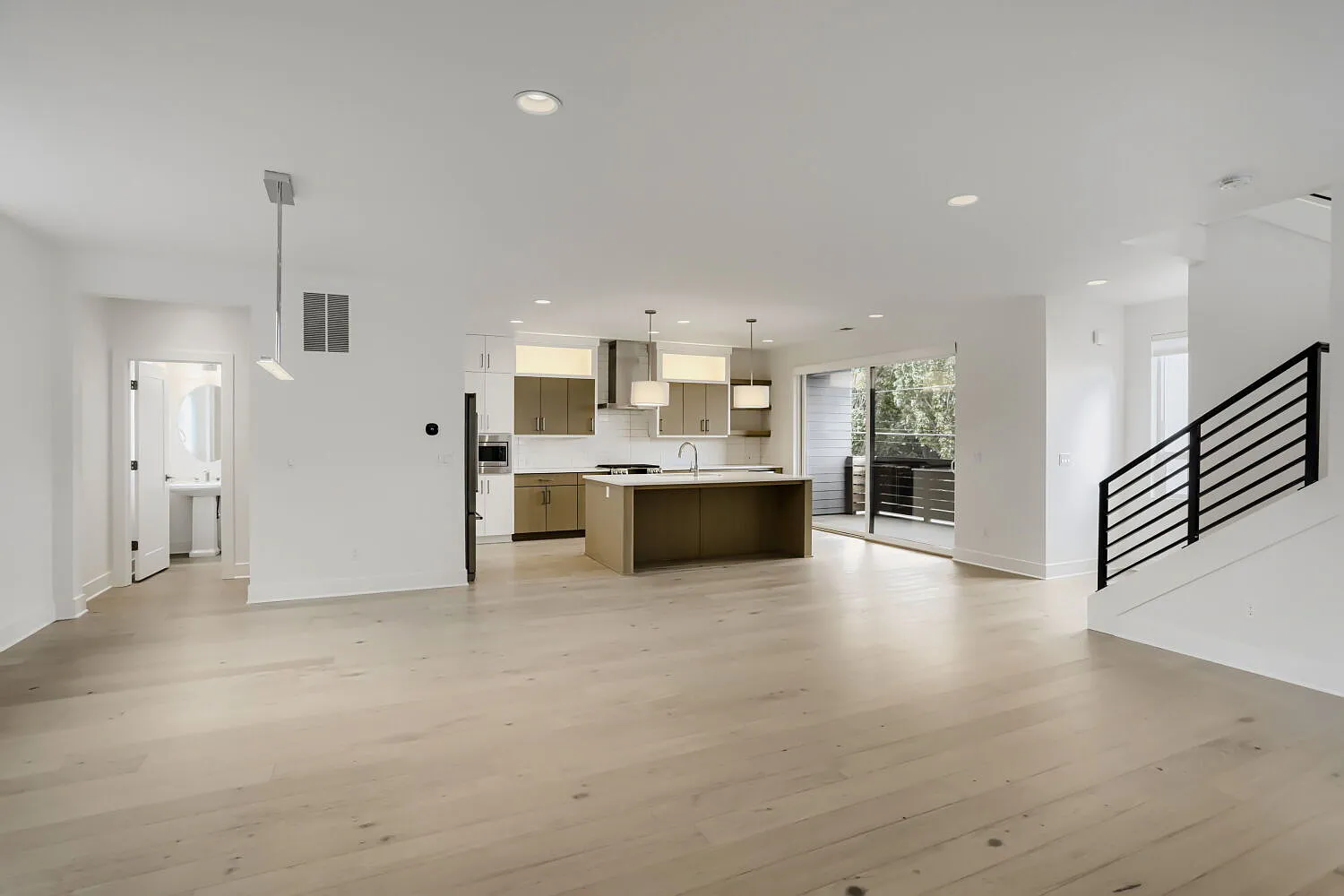 4 bed, 3.5 bath, 2334 sqft, $3,999 — Photo 3