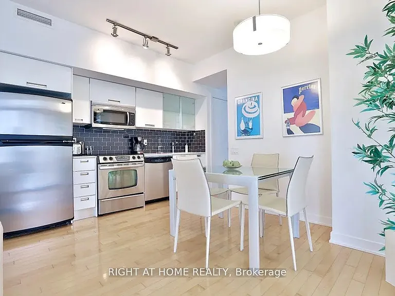 33 Charles St E #1005 — Photo 5