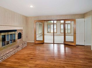 240 S Valley Rd, Barrington, IL 60010