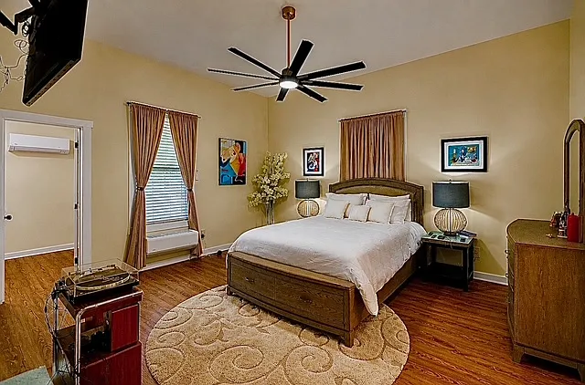 4 bed, 2.5 bath, 2213 sqft, $2,500 — Photo 2