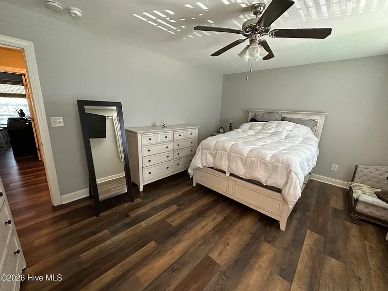 205 S Pointe Dr #B — Photo 40