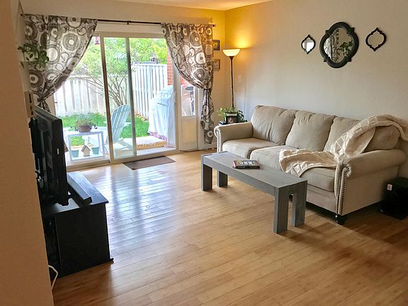Gorgeous yard for a dog to play in.  New sliding glass door 