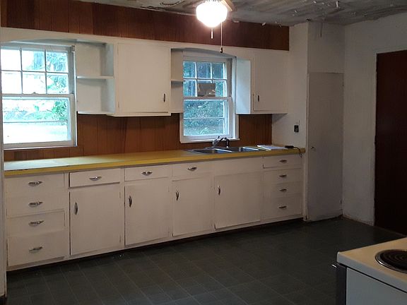 2nd image of 598 River Rd