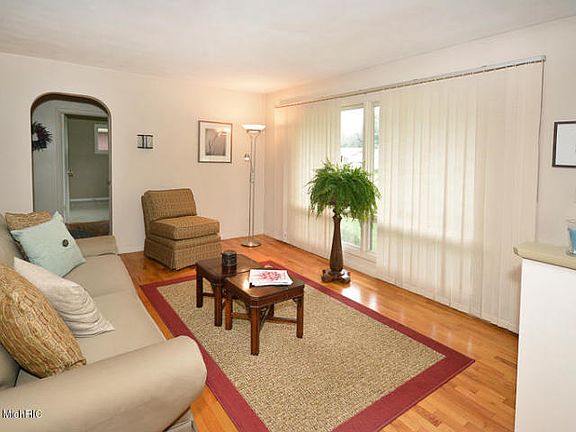 3rd image of 124 Applewood Pl