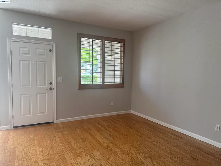 3162 Golden Crest Cmn #3 — Photo 4