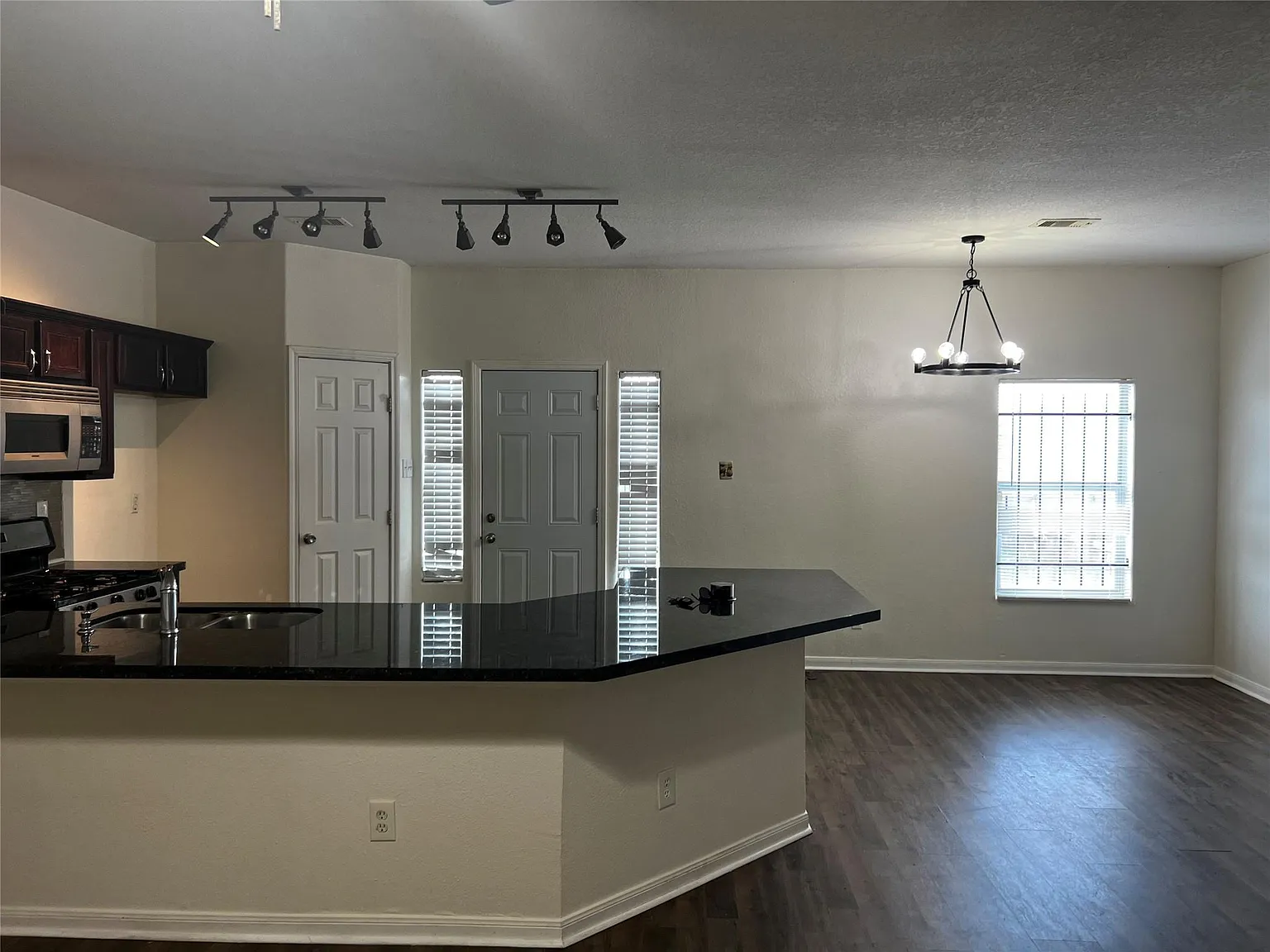 4 bed, 2.5 bath, 1658 sqft, $2,000 — Photo 3