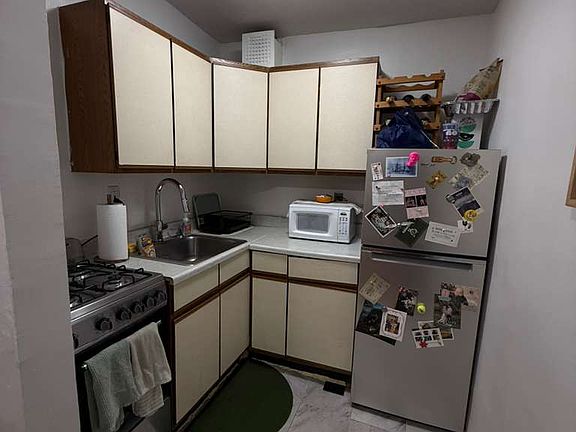 2nd image of 220 E 49th St APT 2B
