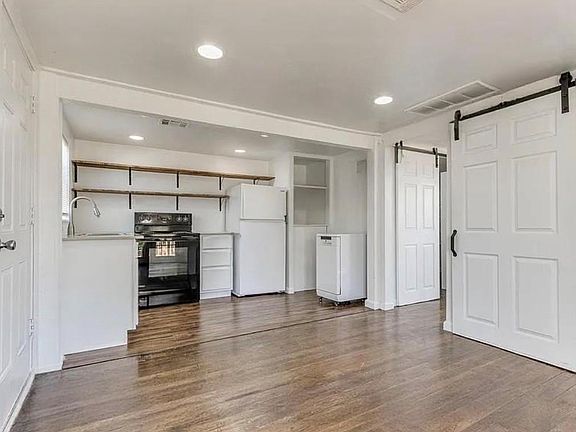 2nd image of 1112 N Ross Ave