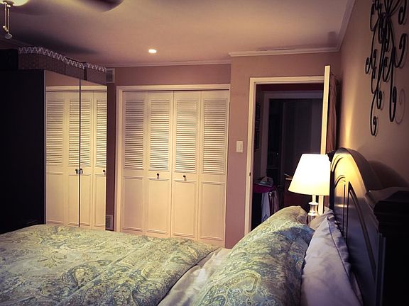 Bedroom (two closets)