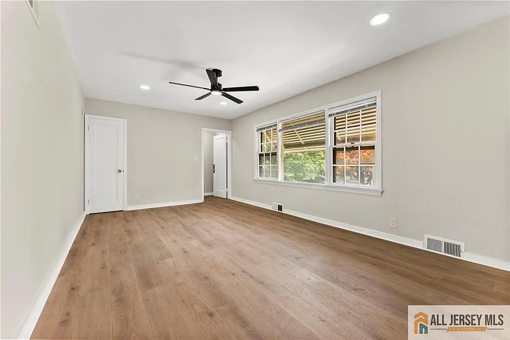 2 bed, 1.0 bath, 4360 sqft, $1,950 — Photo 4