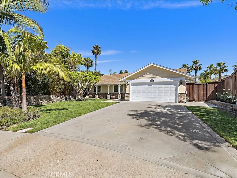 24725 Camarillo St — Photo 2