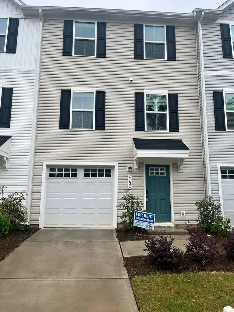 3 bed, 2.5 bath, 1576 sqft, $1,795 — Photo 2