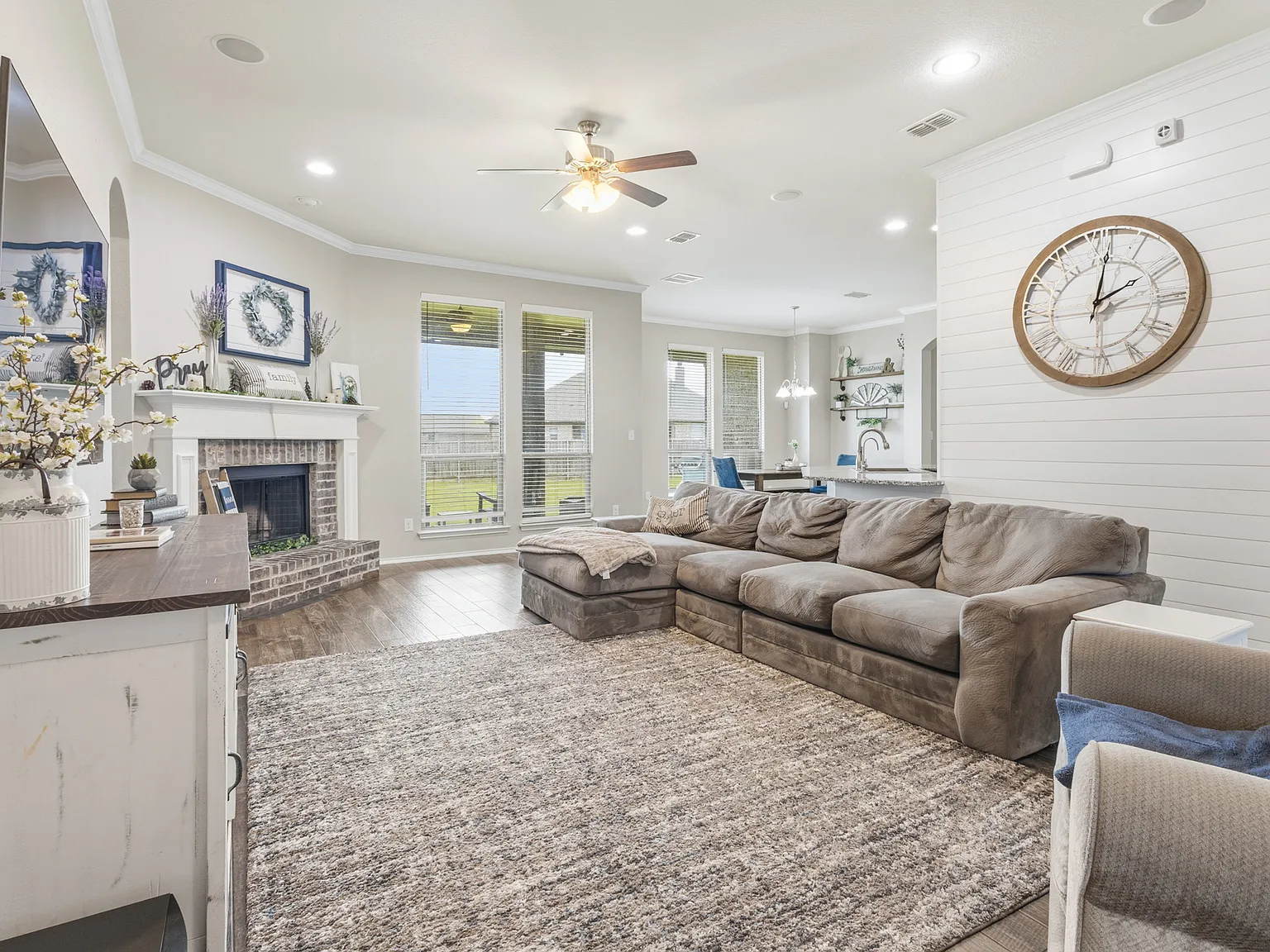 5 bed, 2828 sqft, $3,200 — Photo 3