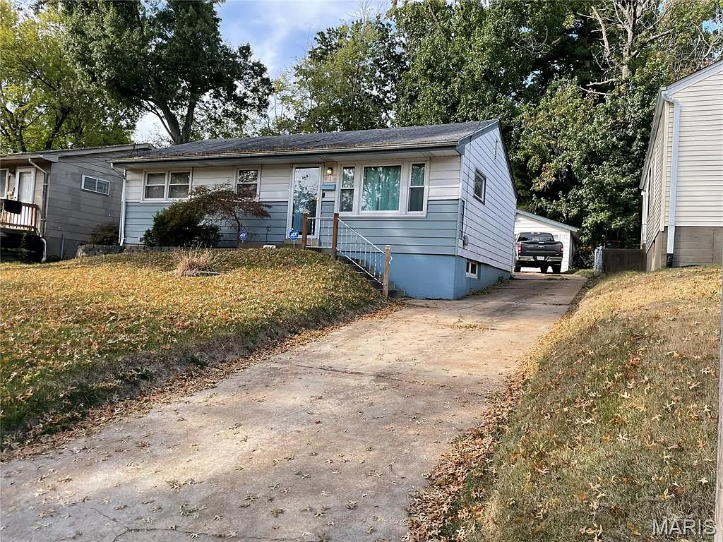 615 Superior Dr photo 1