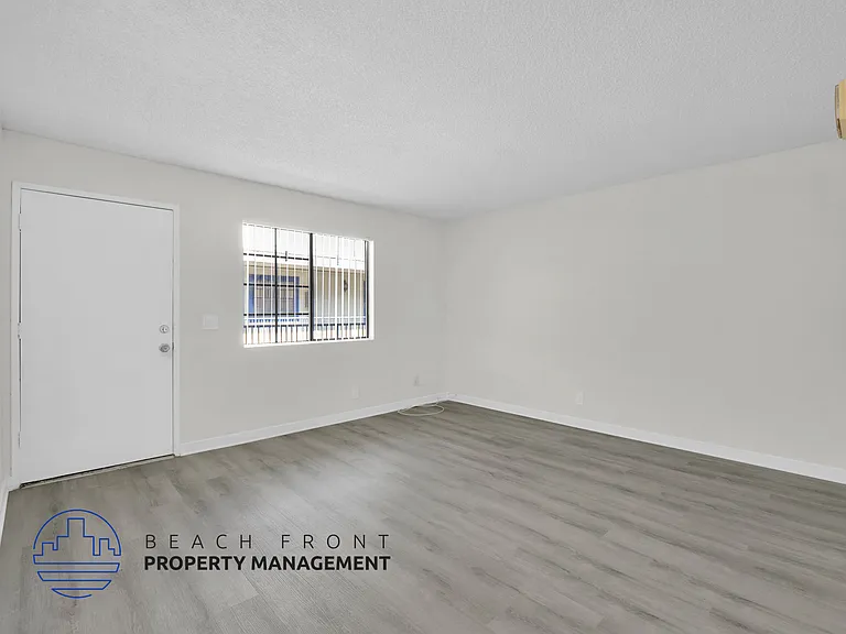 1635 Locust Ave — Photo 11