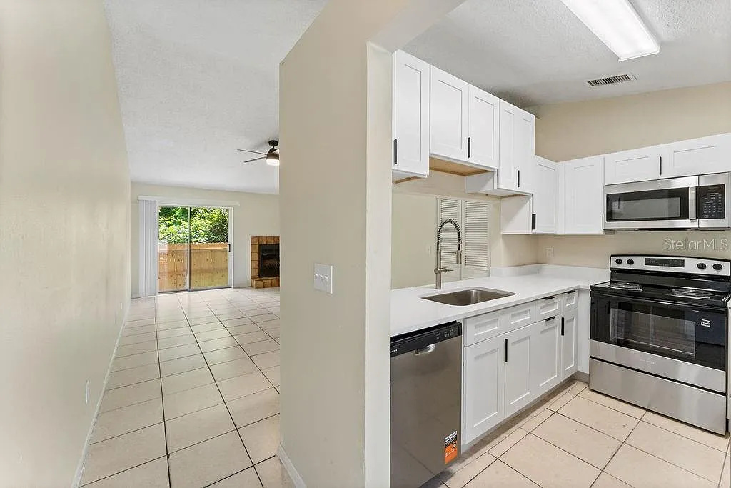 2 bed, 1.0 bath, 901 sqft, $1,395 — Photo 2