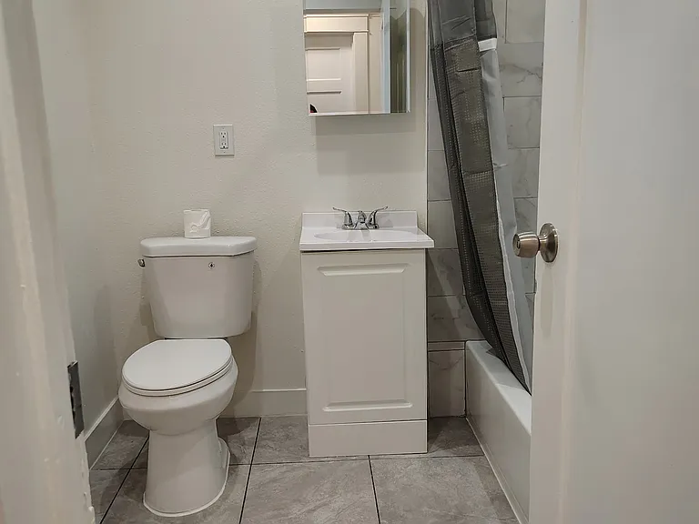 721 W 48th St #723-1/2 — Photo 2