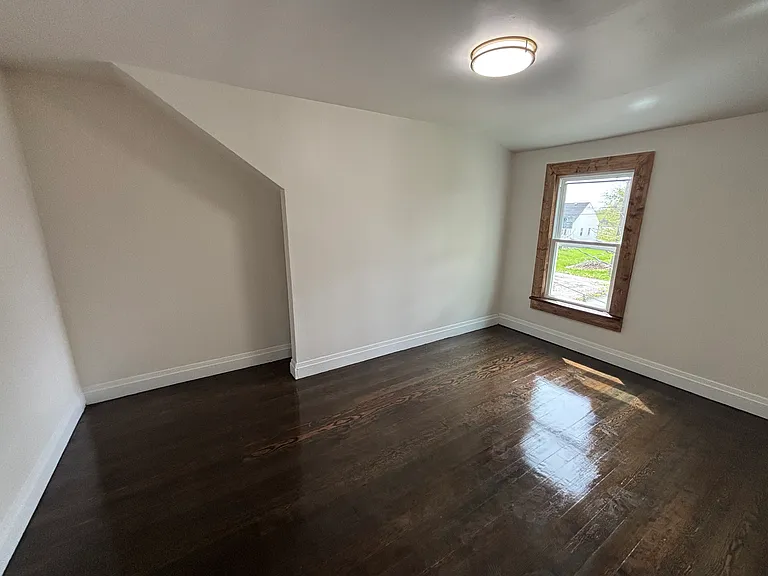 621 W 44th Pl — Photo 2