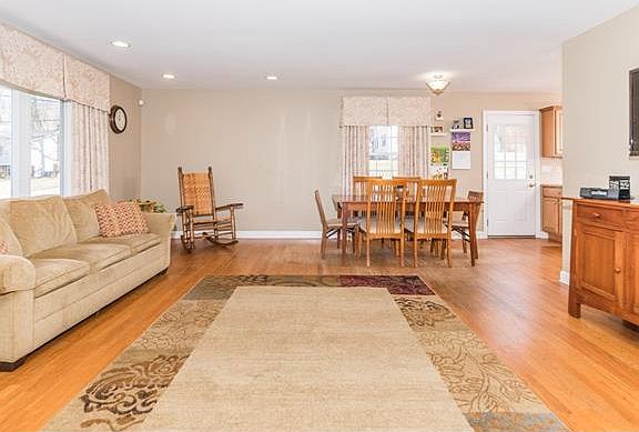 4th image of 76 Frankford St