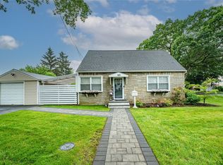 10 Benefit St, Merrick, NY 11566