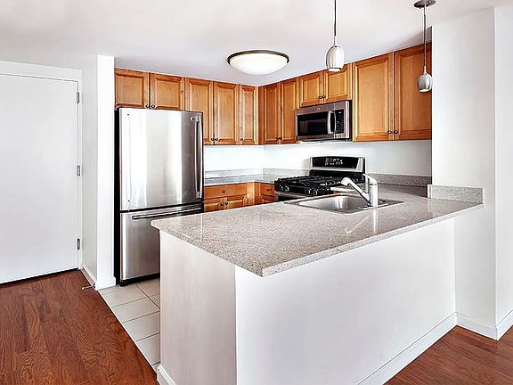 5th image of 425 Main St APT 14G