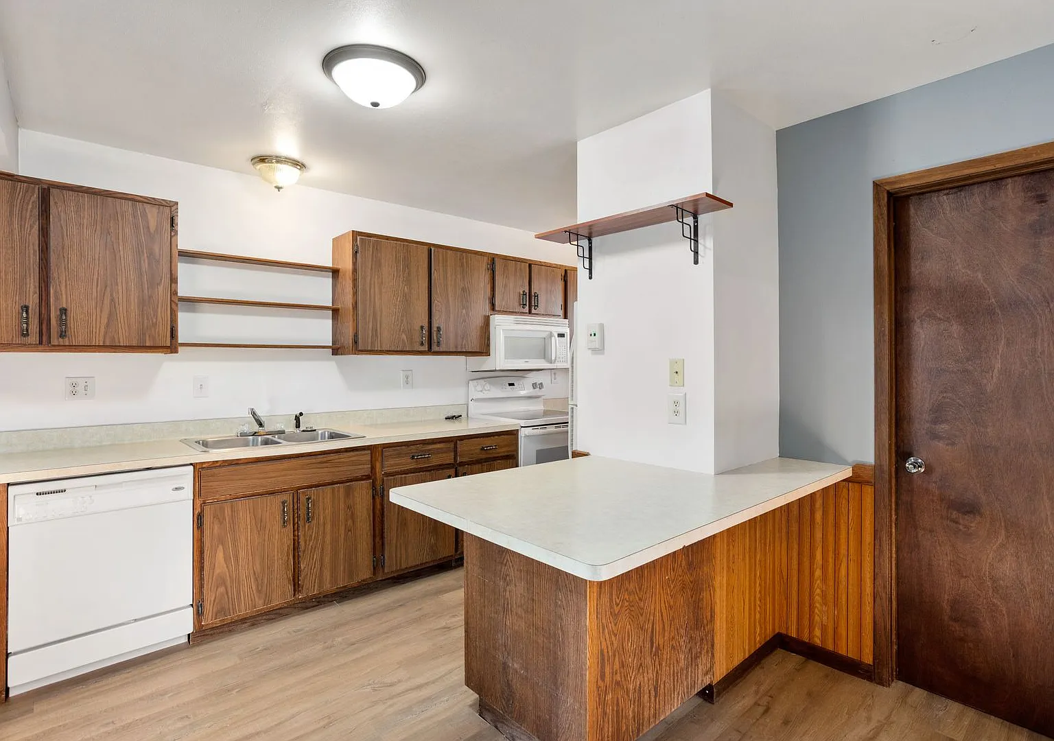 3 Bedroom Menasha House — Photo 1