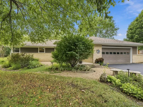 24 W Stonegate Dr, Prospect Heights, IL 60070