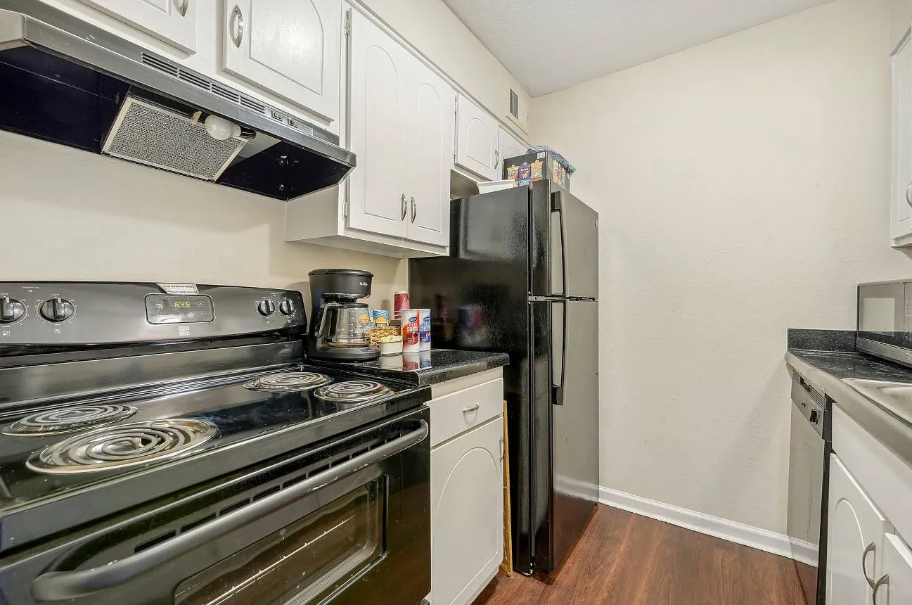 Wilshire Lofts and Townhomes — Photo 4