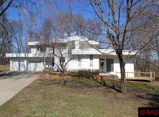 317 Meadow Woods Dr, Mankato, MN 56001