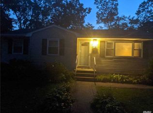 114 N 17th St, Wheatley Heights, NY 11798