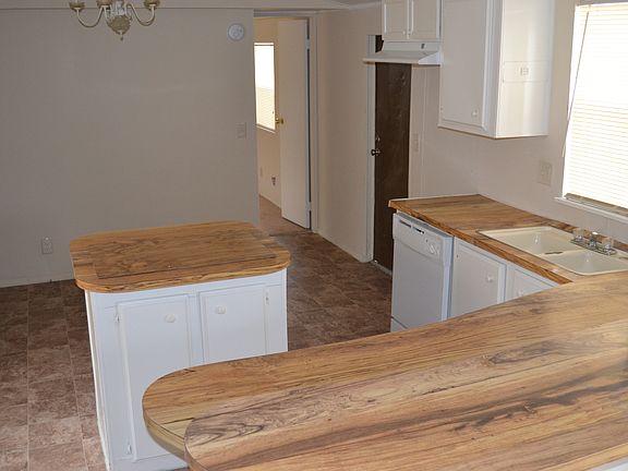kitchen w/ island