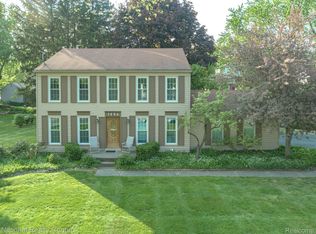 1884 Hunters Ridge Dr, Bloomfield Hills, MI 48304