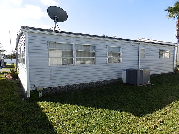 2nd image of 215 Flamboyant St