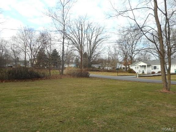5th image of 18 Laurie Ln