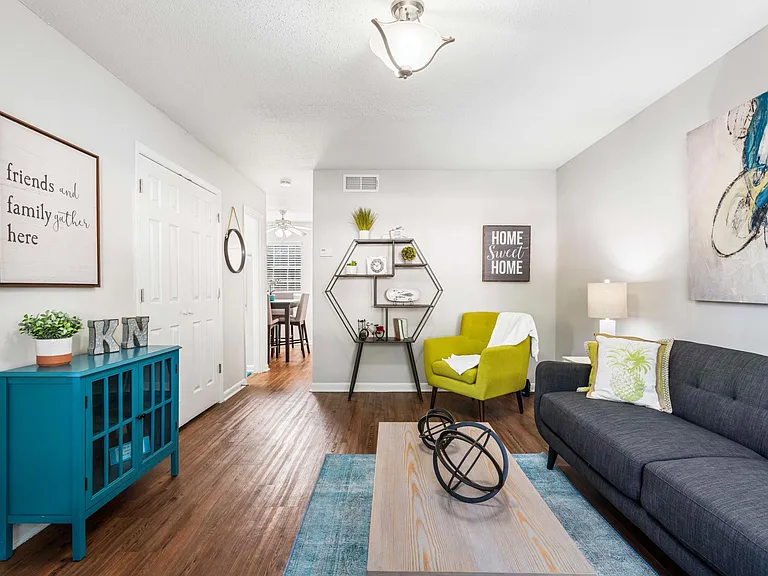 Knollwood Townhouse Apartments — Photo 5