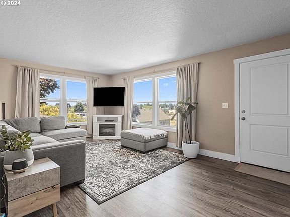 4th image of 1011 NE 66th St