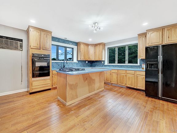 5th image of 634 Leonard Avenue