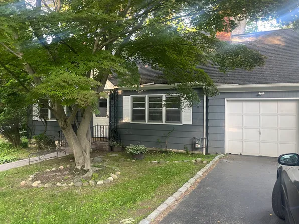 3 Park Pl, Great Neck, NY 11024