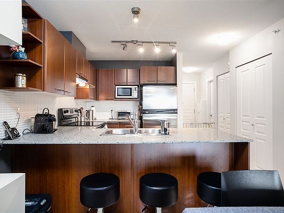 5th image of 4728 Brentwood Dr #408