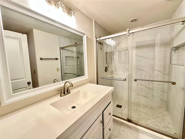 1602 Elgin St #13 — Photo 9