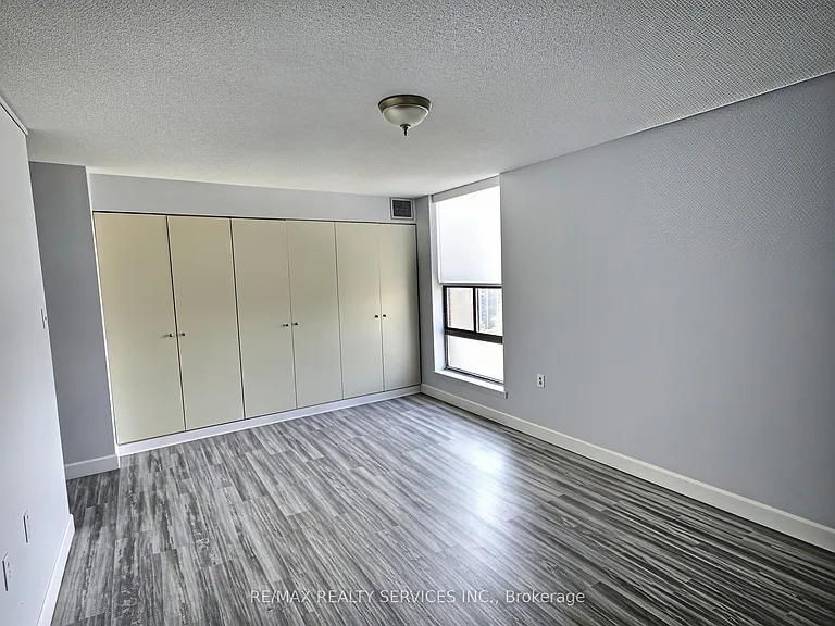 18 Knightsbridge Rd #1812 — Photo 16
