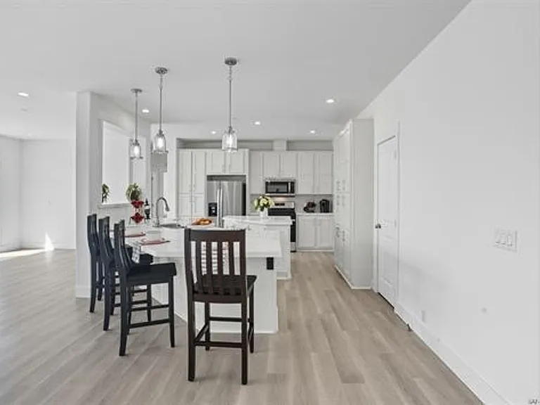 2080 Curtis Dr — Photo 4