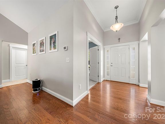 5th image of 2134 London Ln
