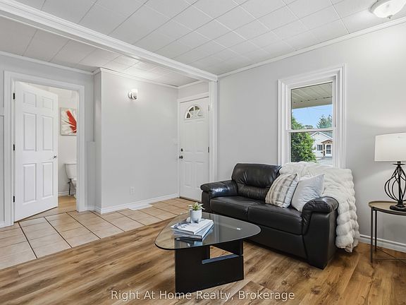5th image of 127 Montrave Ave