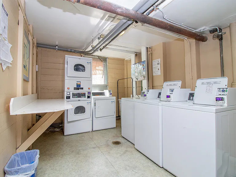 The Topanga Apartments — Photo 13