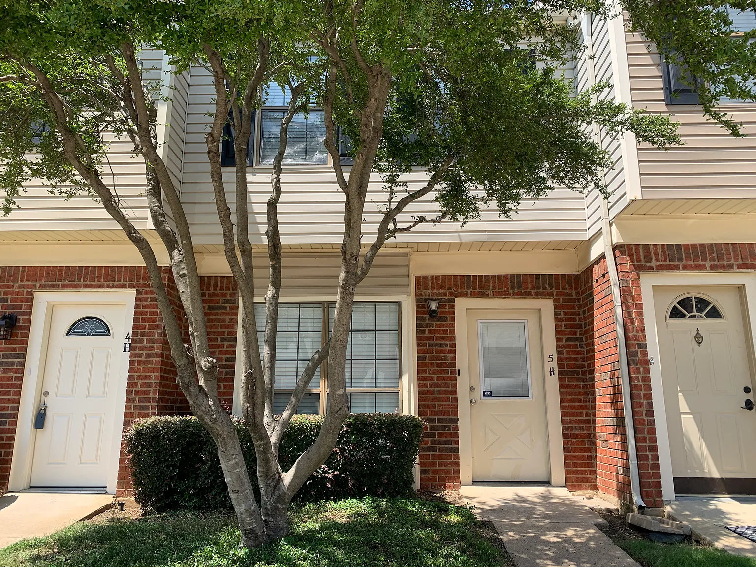 214 Samuel Blvd — Photo 1