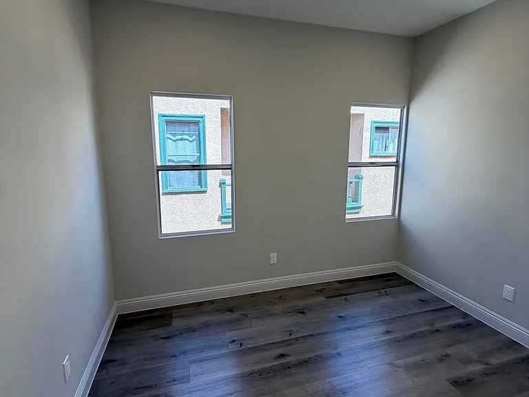 1044 W 42nd Pl — Photo 28