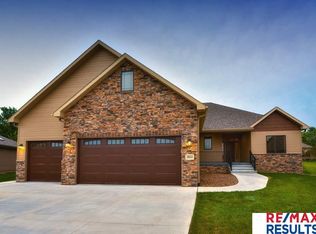 19213 Ontario Cir, Omaha, NE 68130