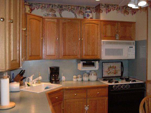 UPDATED EAT IN KITCHEN W/GAS STOVE